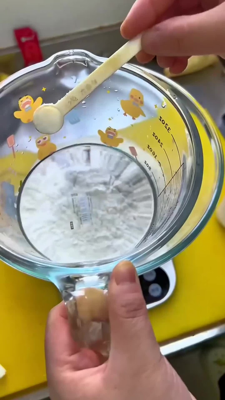 孩子又馋锅贴了,今天还一起安排了煎饺,一次吃过瘾,猪肉玉米馅儿的太香了