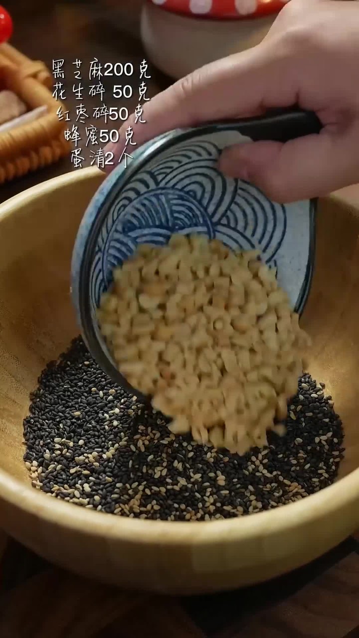 我用空气炸锅居然做出了营养又好吃的黑芝麻薄脆饼干,这么健康的小零食,又脆又香好吃