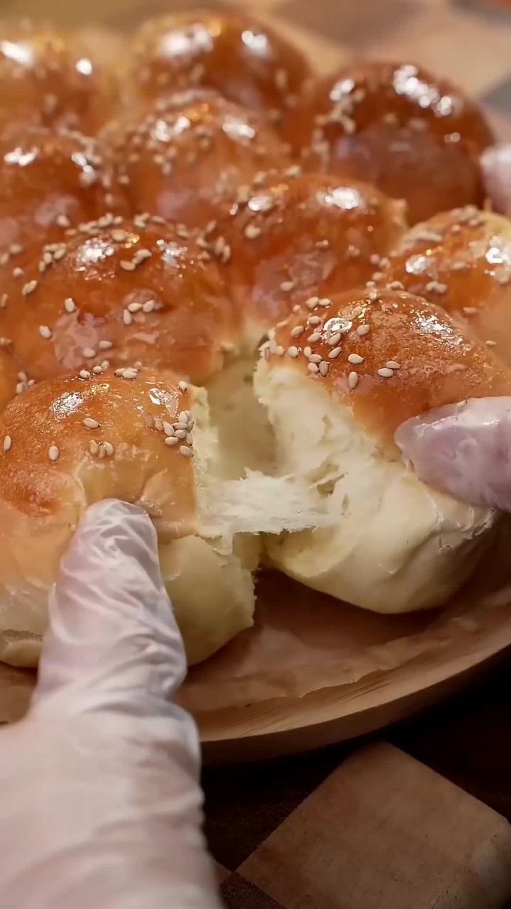 小时候特爱吃的蜂蜜小面包,做法巨简单,奶香奶香的超好吃