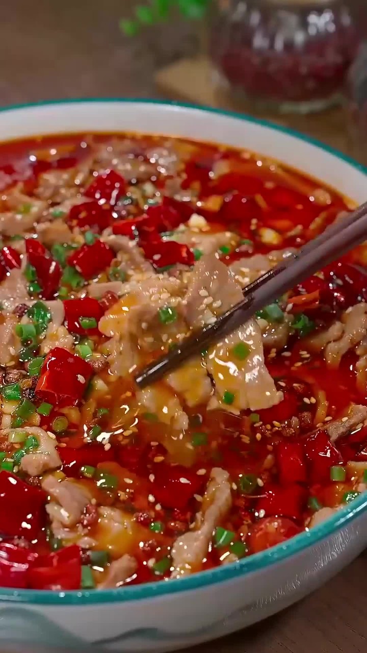 水煮肉片的家常做法,肉片滑嫩,麻辣鲜香,味道比饭店的还好吃!