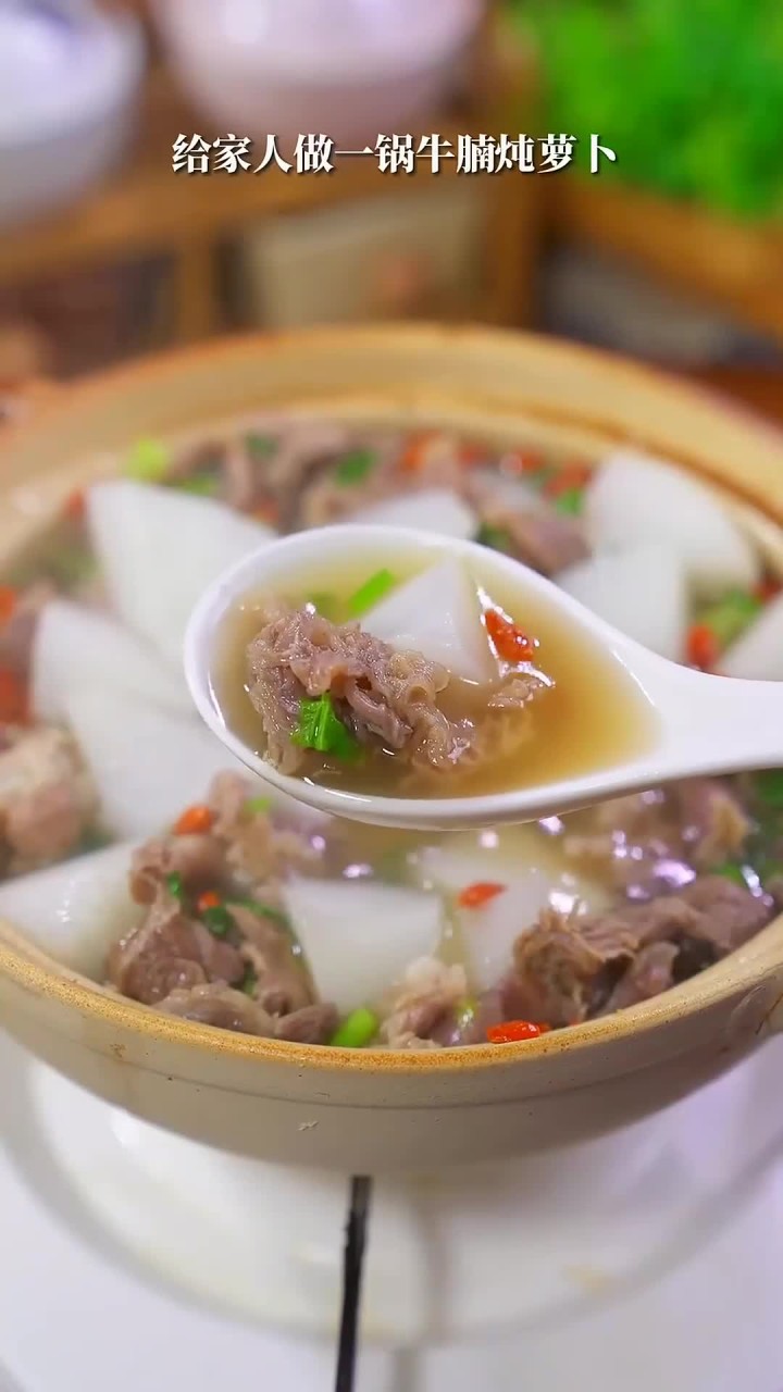 天气冷了,给家人做一锅牛腩炖萝卜暖暖胃,汤鲜味美