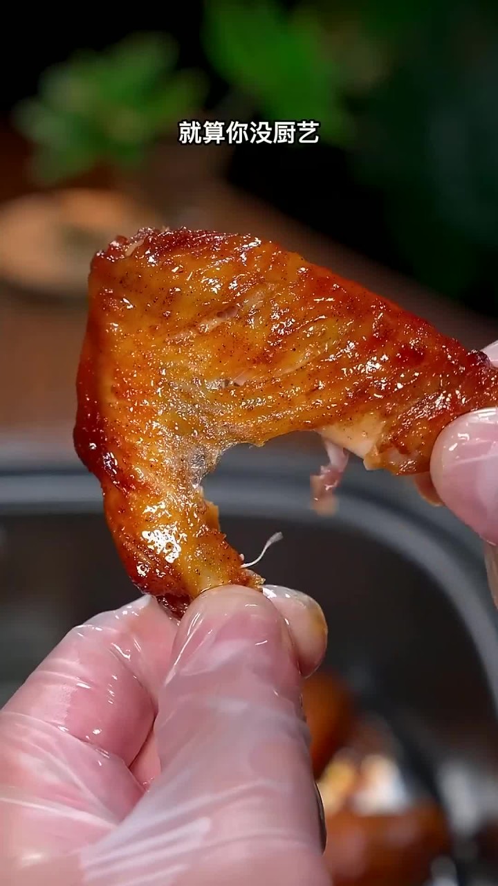 假期里怎么能少得了大人小孩都爱吃的烤鸡翅呢,好吃的重点在于腌制,外焦里嫩、好吃到