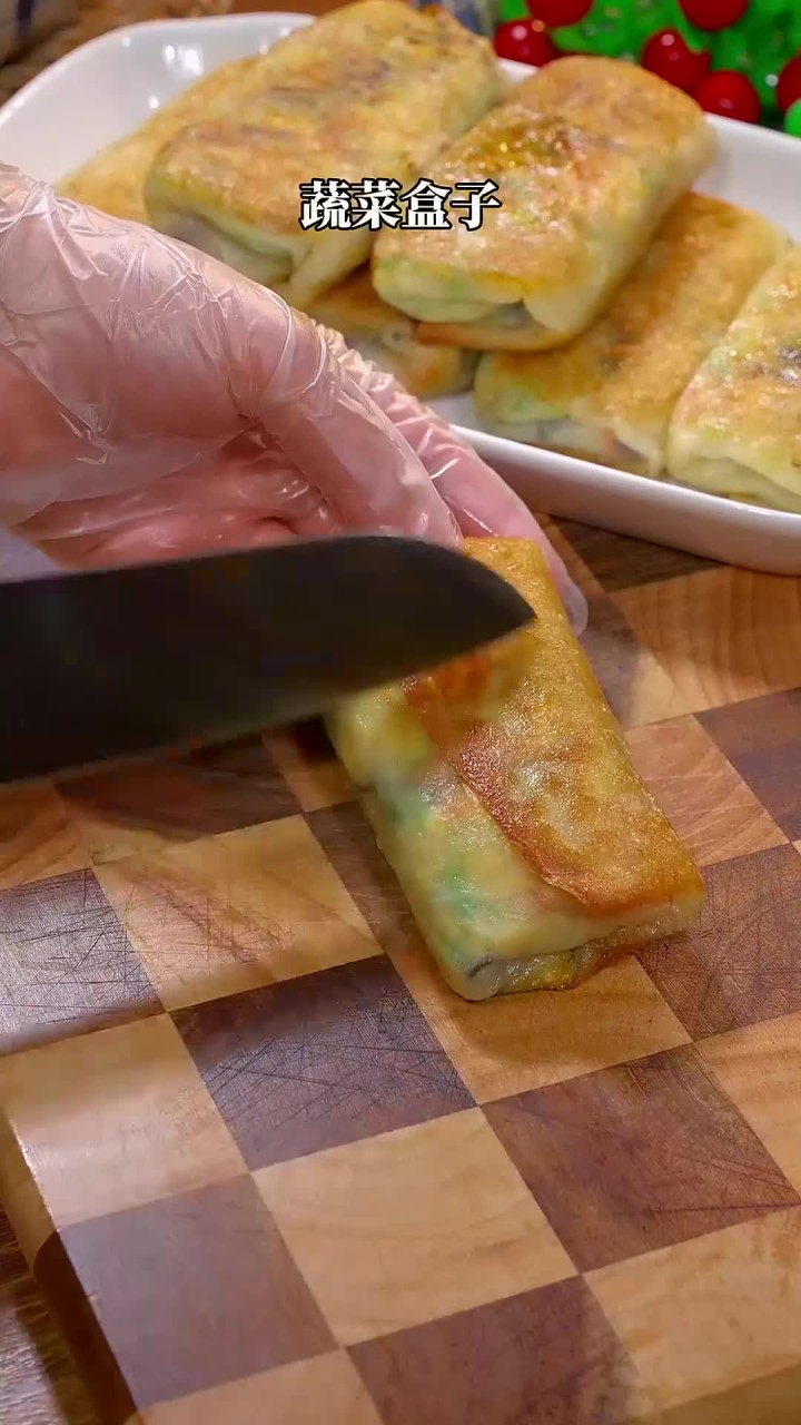 不用和面做蔬菜盒子,外皮酥脆,鲜香美味,大人小孩都爱吃～