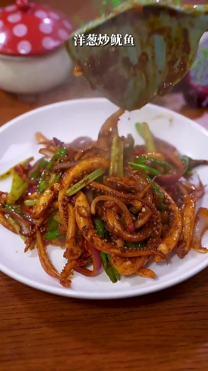 这样做的洋葱炒鱿鱼,鲜香美味,太下饭了