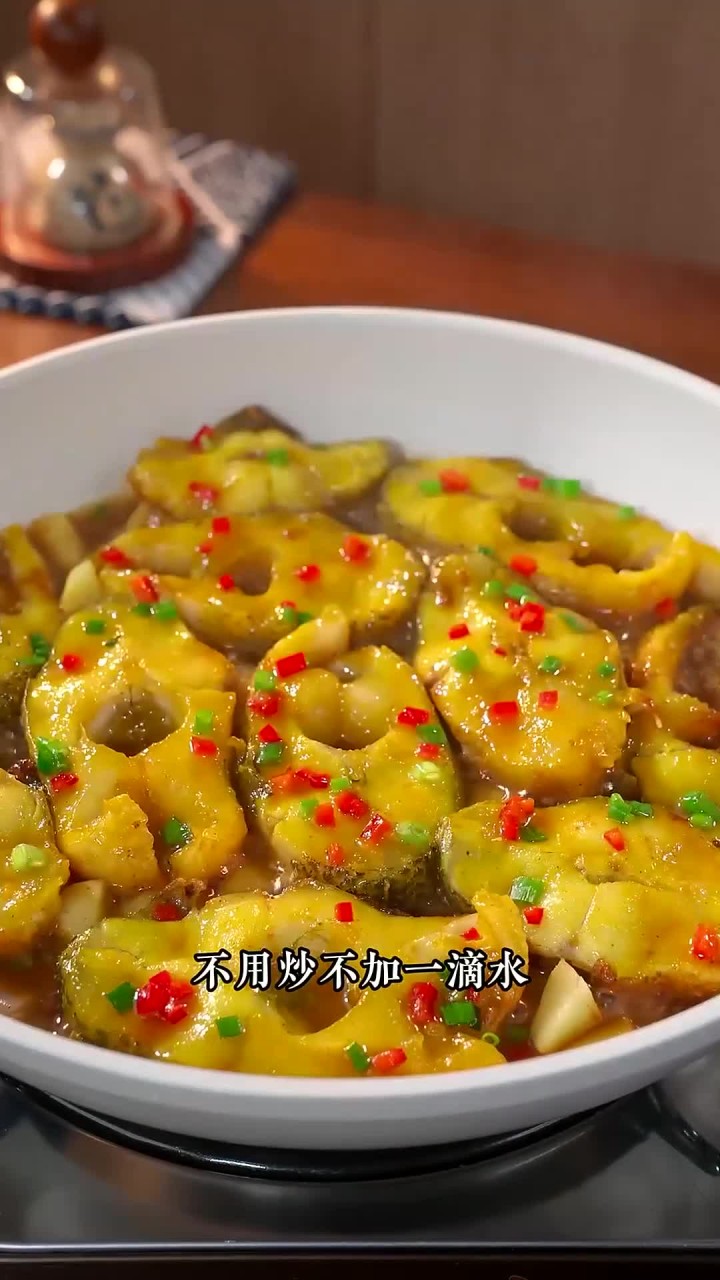 鲈鱼买回来别只会清蒸了,试试我这个一滴水都不用加的做法,咸香入味,特别好吃