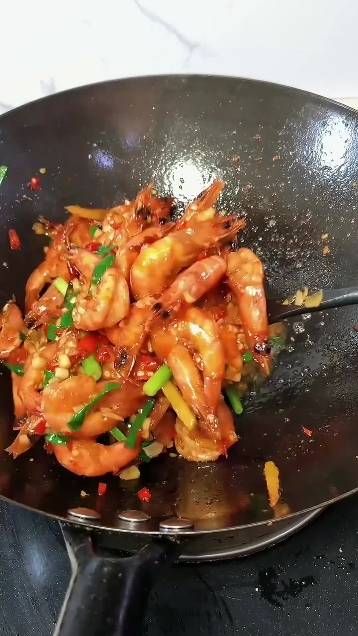对于湖南人来说一切皆可配小米辣,这道香辣虾也太下饭