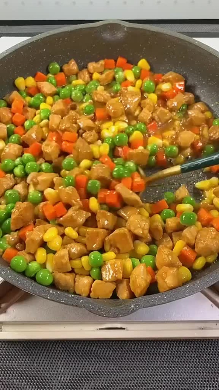 晚餐不知道吃什么,试试这个雪豆玉米胡萝卜炒肉丁,八碗米饭不够吃～