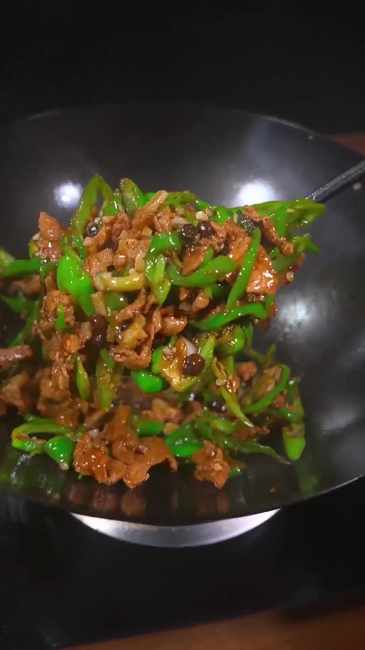 每次在外吃辣椒炒肉都是辣椒,在家自己炒肉才能吃到满足,做法还方便