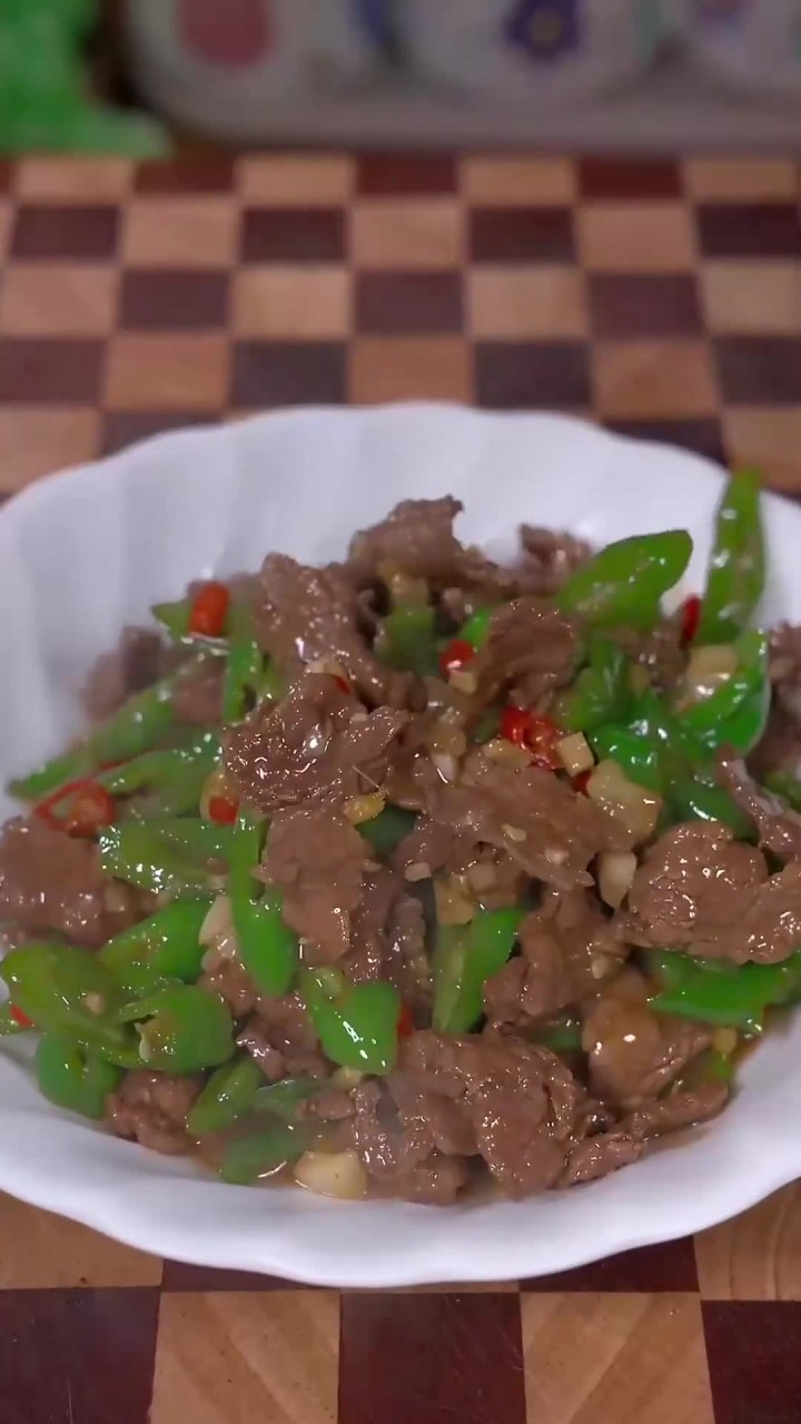 牛肉太多做做法了,最喜欢吃的还是这道青椒炒牛肉,是真的很香的