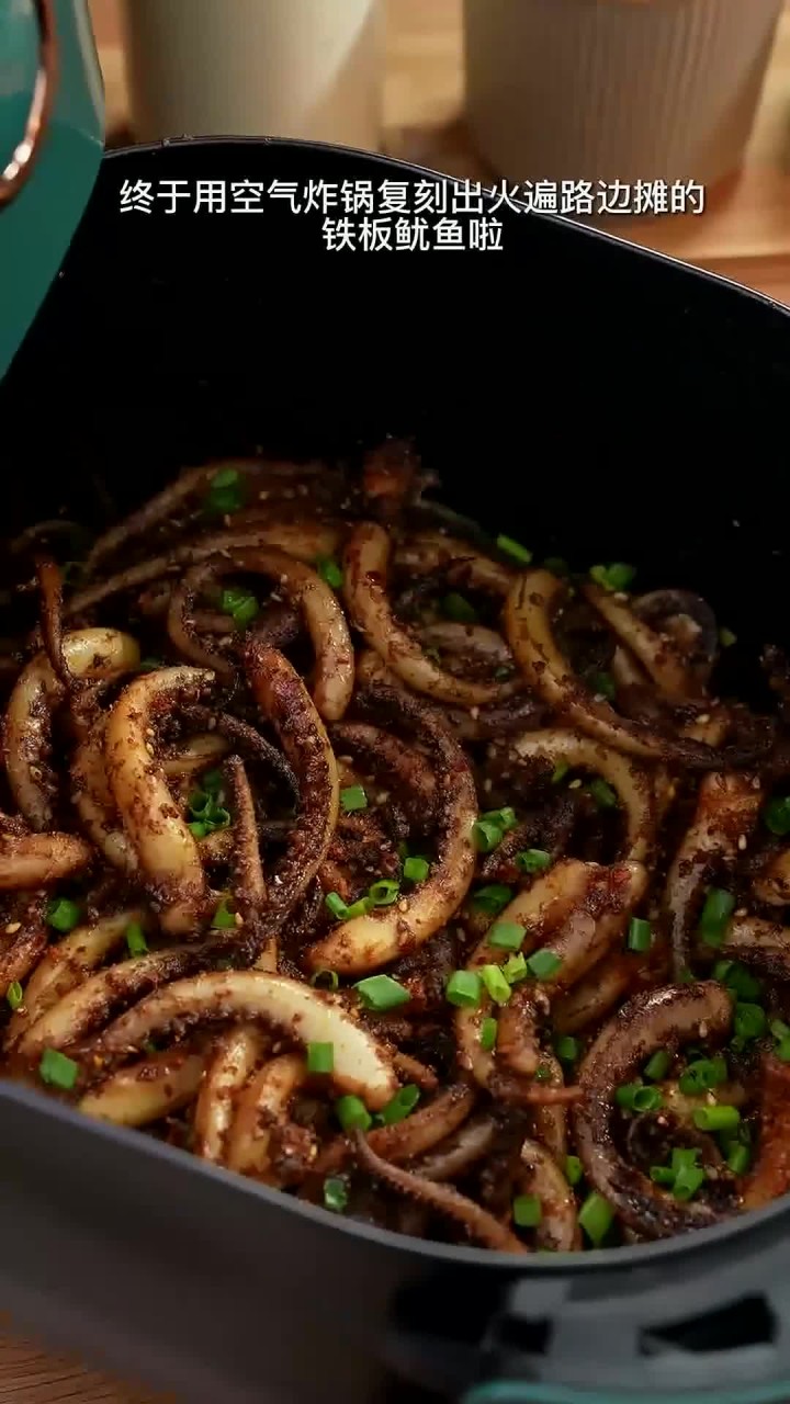 用空气炸锅烤的鱿鱼真的一点也不输,路边摊的铁板鱿鱼呀,嘎嘎好吃