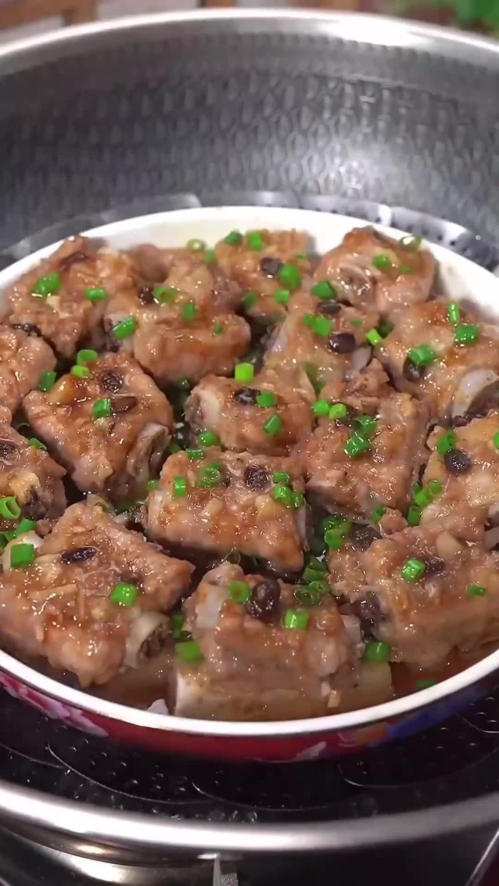 这是我们广东人最爱吃的豆豉蒸排骨,鲜嫩入味,全家人都爱吃~