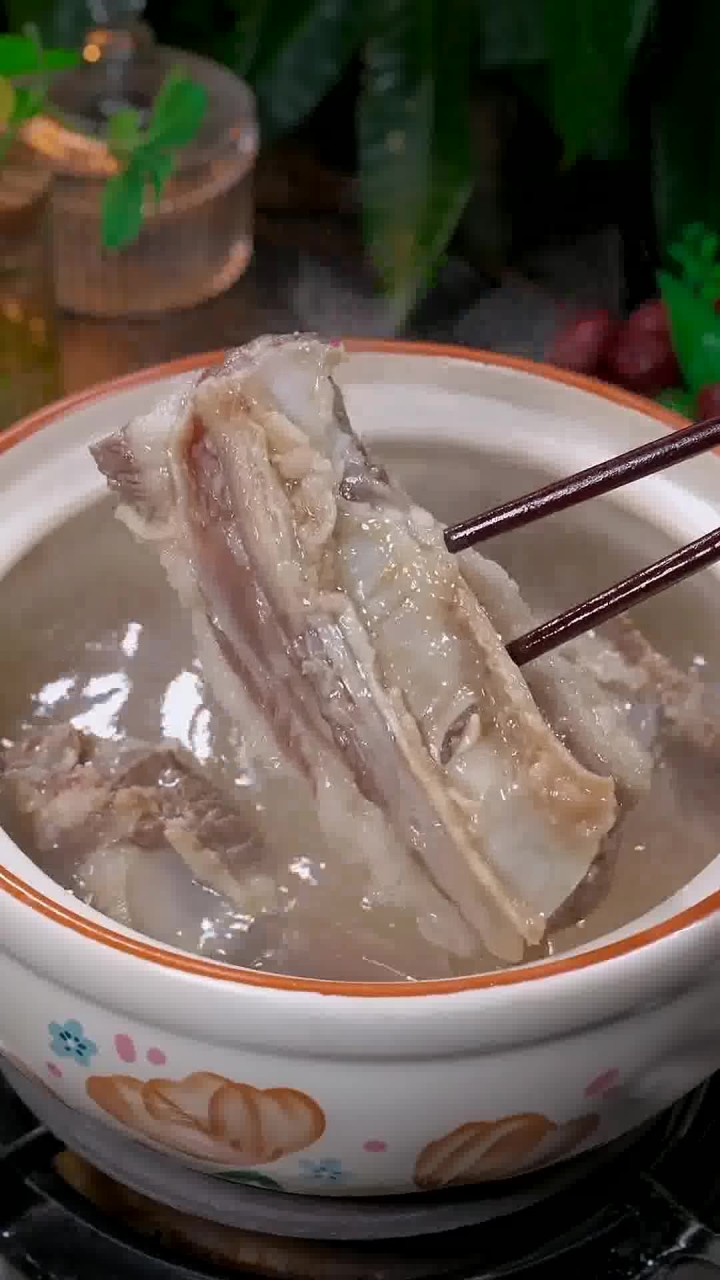 汤鲜味美又好喝的牛肉汤做法,炖出来的牛肉软烂入味不腥不柴 即能喝汤又能吃肉