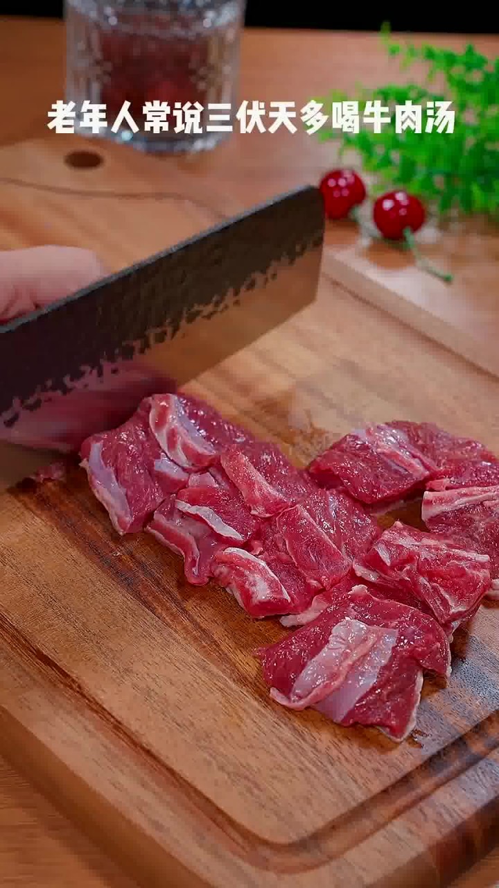 营养丰富的牛肉汤,鲜美可口,适合这个季节多喝,享受健康好处