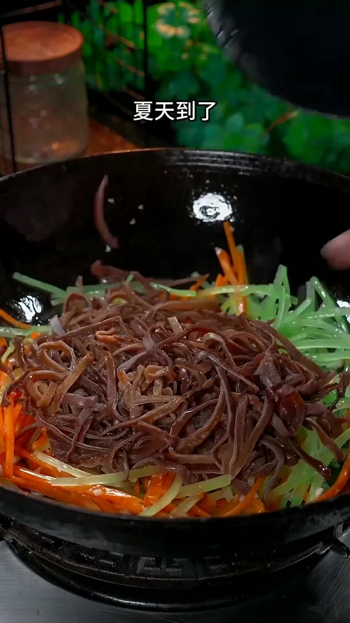 平时要是吃腻了大鱼大肉，做一道这样的素炒三丝，清脆爽口特别的解腻～