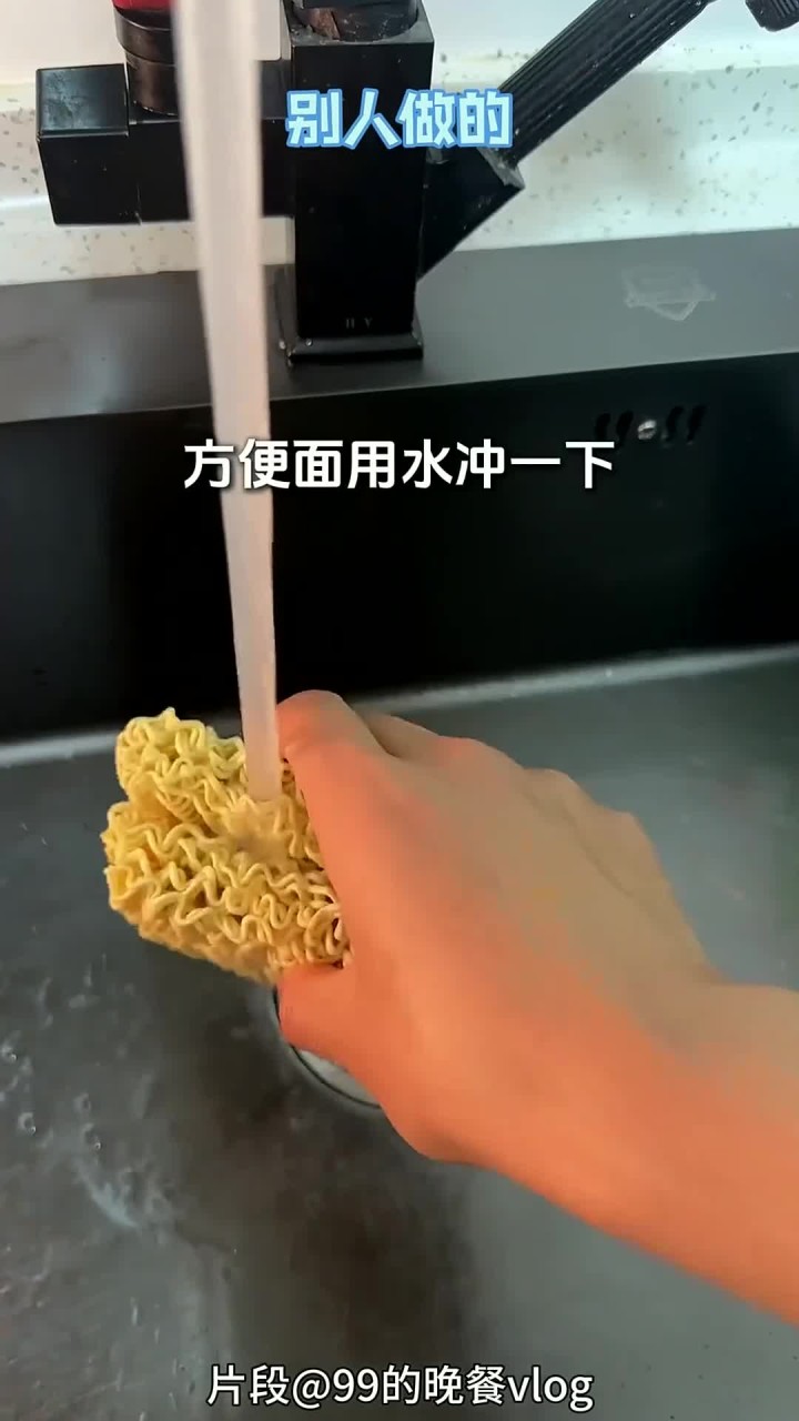 泡面先蒸一蒸,这才是炒方便面好吃的关键!