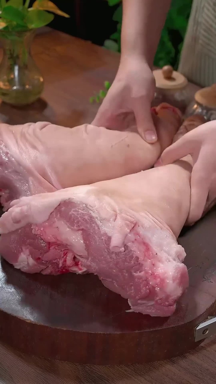以后想吃酱肘子,你就像我这样做,软糯脱骨、肥而不腻,真的太香太好吃了!你们一定要