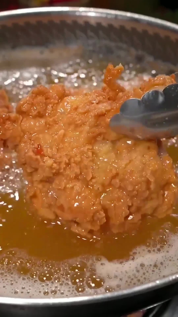 很多人喜欢去外面吃炸鸡腿,其实自己在家就能做,做法简单,看一遍你也能学会～收藏试