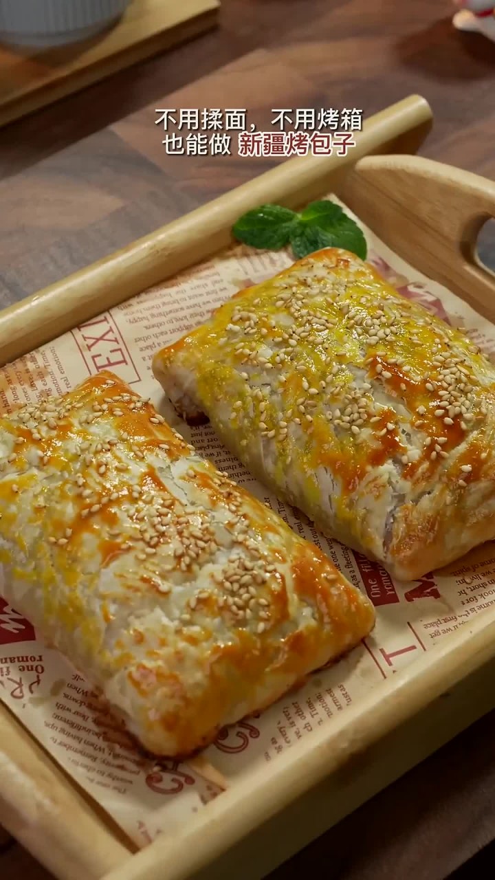 不用揉面,也能做巨好吃的新疆烤包子,只要一张手抓饼就就能搞定,那一口下去妈呀太香