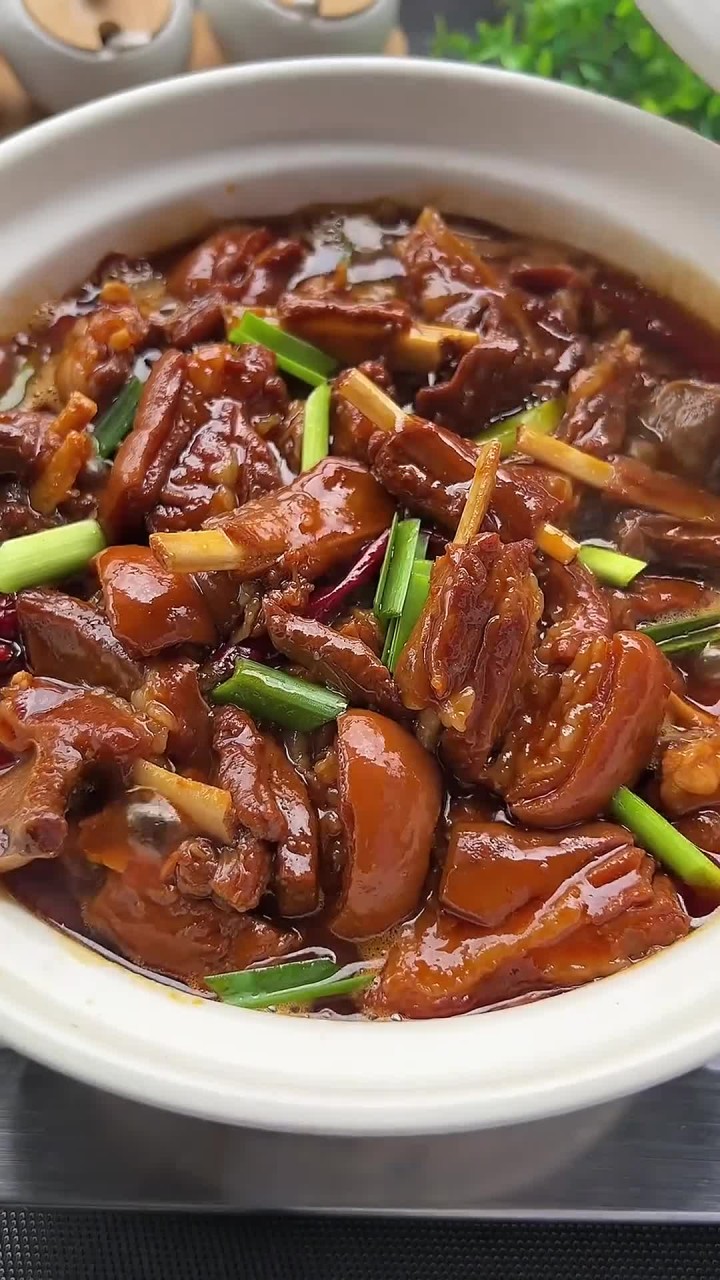 天气凉了，就想吃热乎乎的炖羊肉，软烂入味特别好吃~