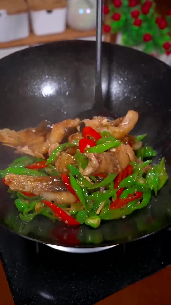 各种做法的鱼，我最喜欢的还是这道简单的青椒草鱼，非常家常是妈妈烧菜的味道
