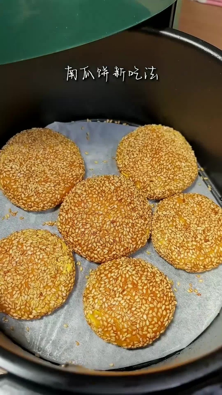软软糯糯会拉丝的红豆沙芝士南瓜饼,不用煎油炸,香甜软糯,一口下去爆浆还拉丝,好吃