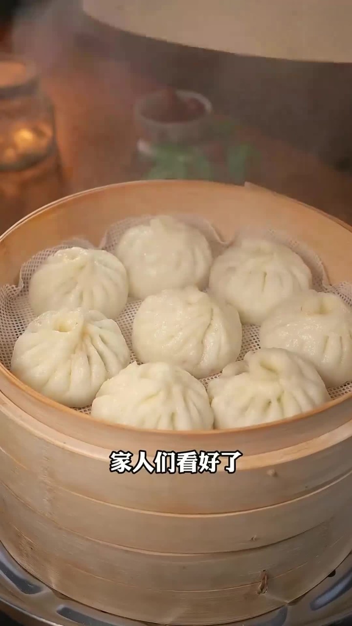 酱肉小笼包的做法!不用揉面也不用擀面,在家就能做出蓬松暄软,个个透着油皮的酱肉小