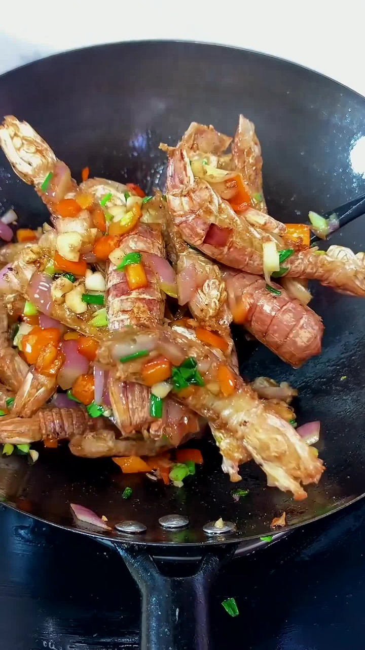 酥脆的椒盐皮皮虾这谁能拒绝呢？真的好吃到舔手指