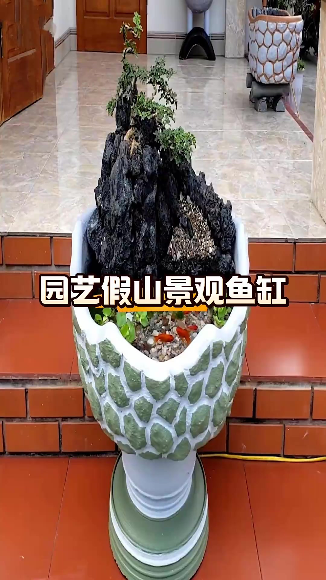 农村小伙真厉害,制作园艺假山景观鱼缸,这样的景色真美
