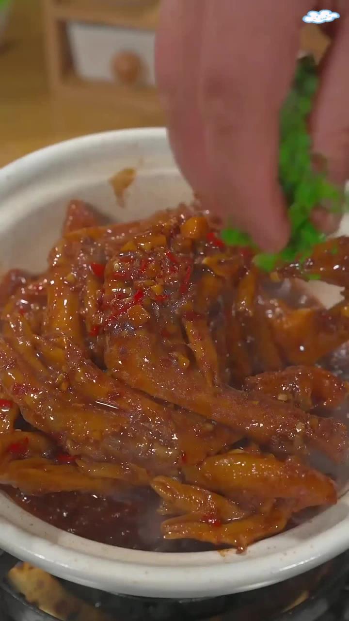 今天做的麻辣鸭爪软烂入味 越啃越香 喜欢吃的姐妹们可以试试