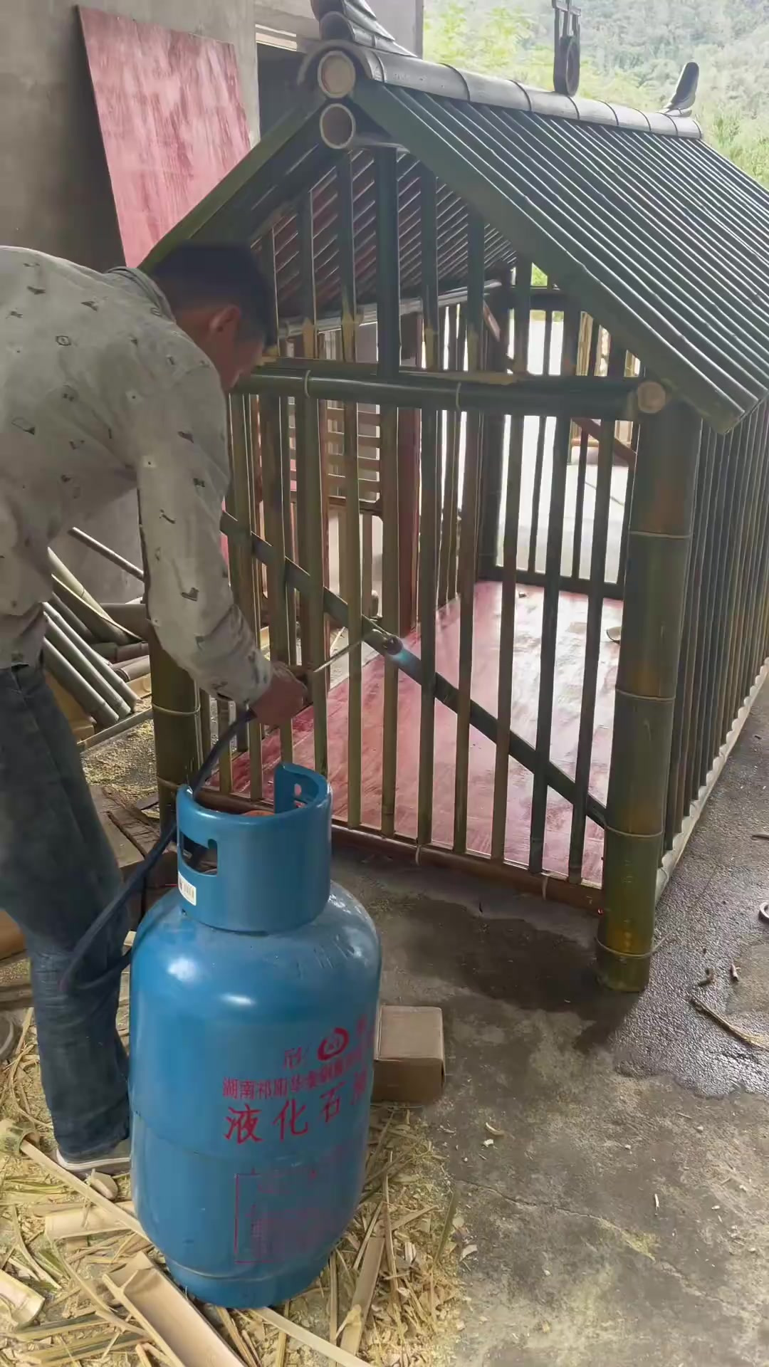 师傅用竹子制作的鸡笼,制作完成后,用火把毛刺烧掉
