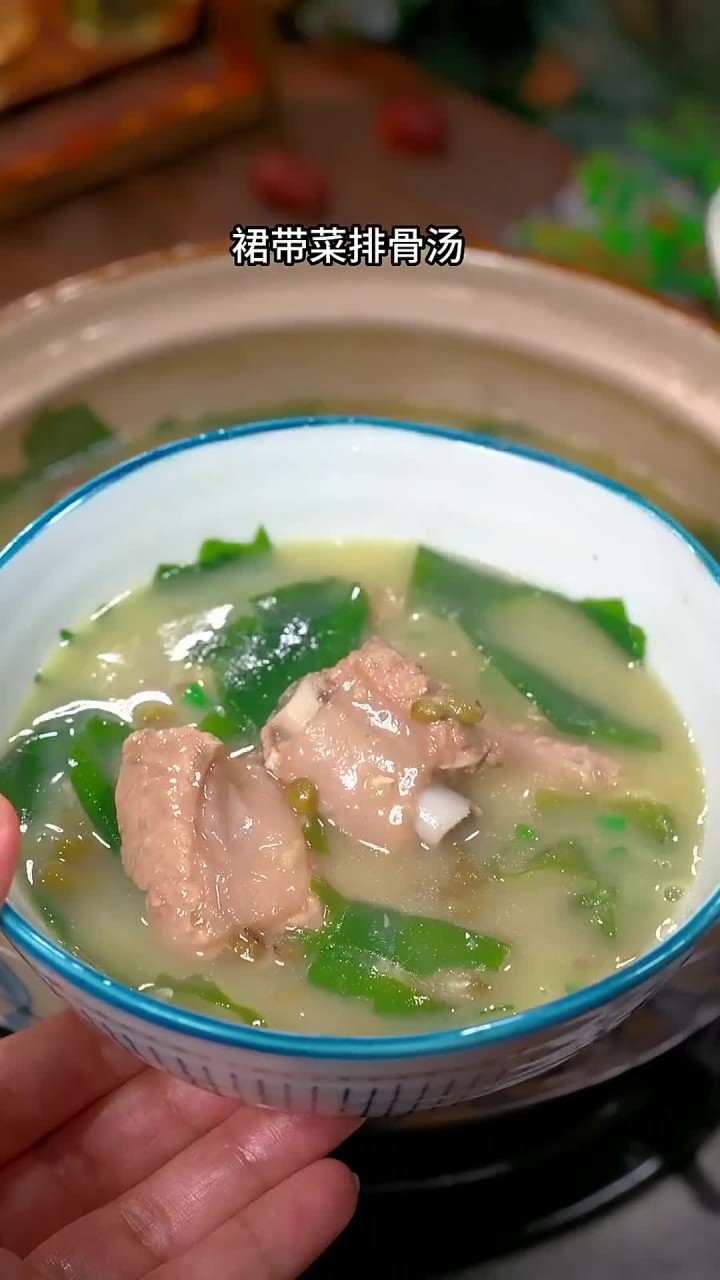 天气越来越热，可以多做这个裙带菜排骨汤给家人喝