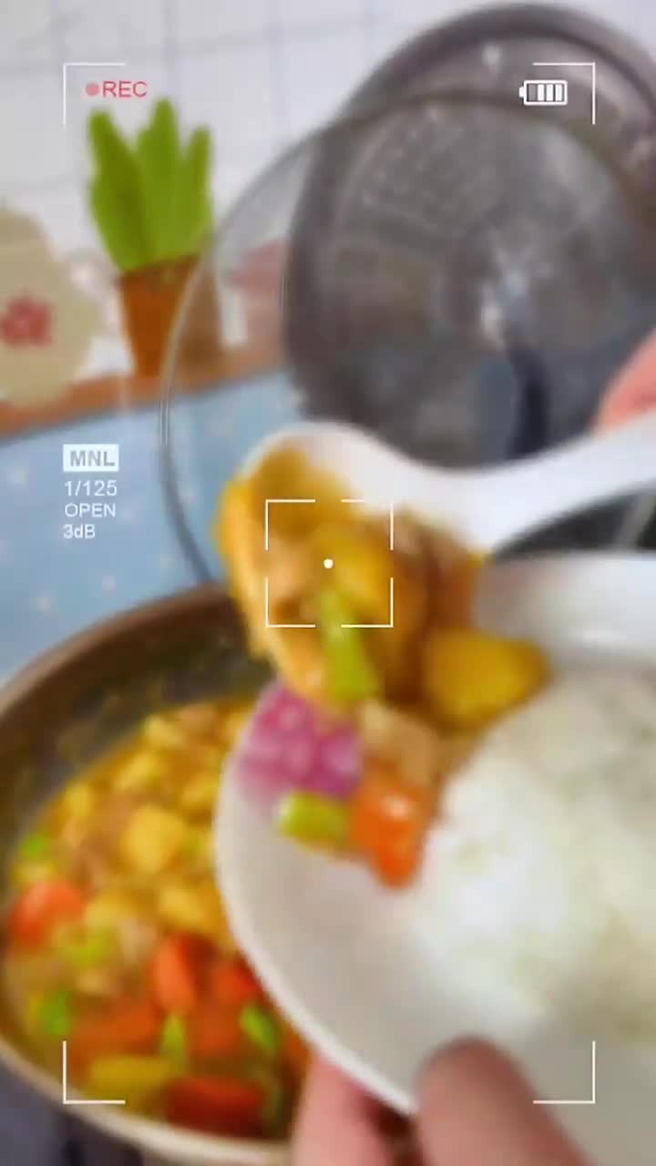 冰箱里翻出两个鸡腿，还有几个土豆，那就安排个吧，女儿问我是不是放了催泪瓦斯，被香