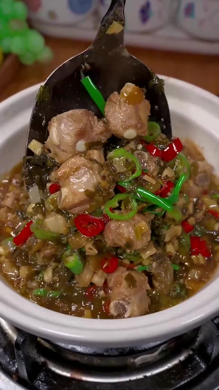 湖南特色菜酸菜小笋焖排骨，酸脆的口感配上有嚼劲的排骨真的非常下饭