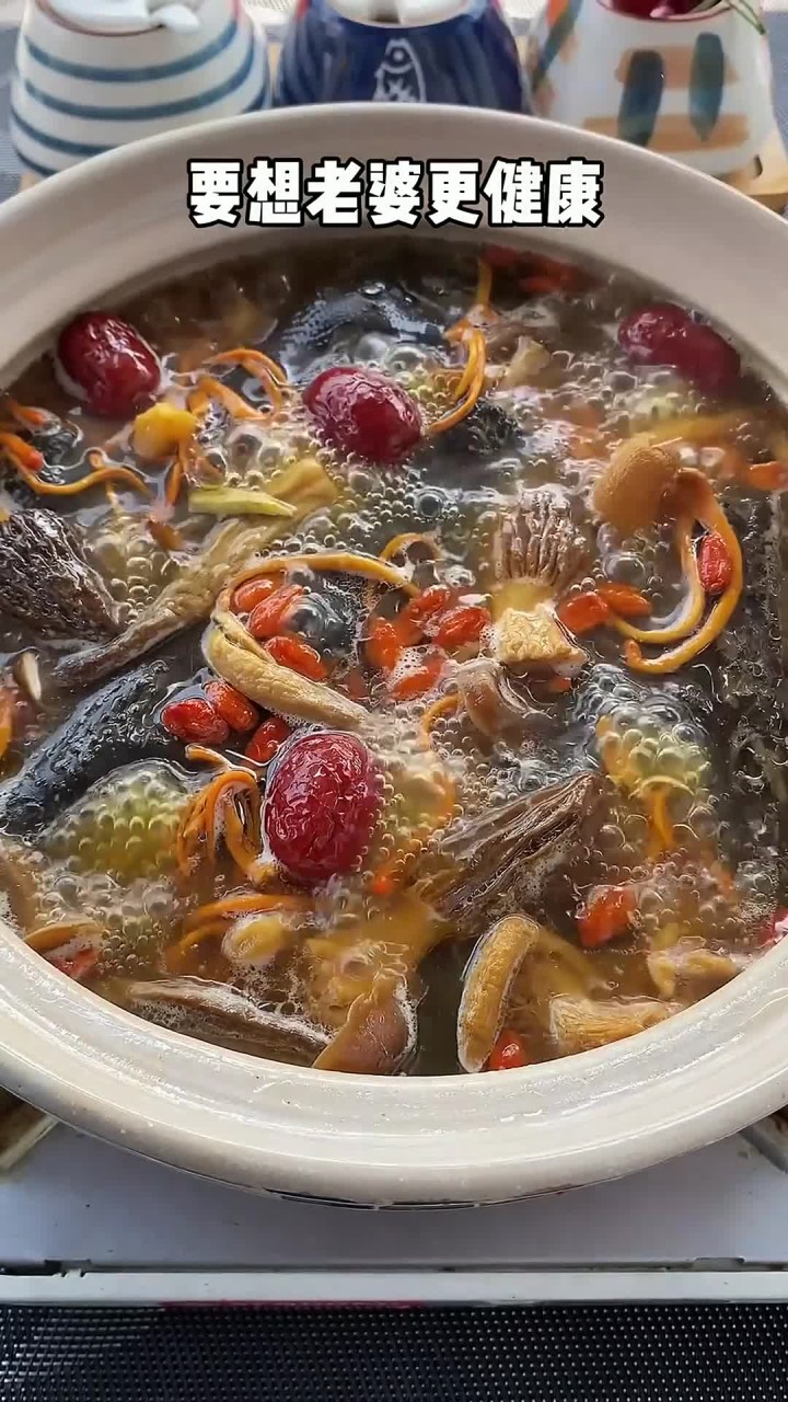 家里有老婆的一定要学会这个松茸乌鸡汤，汤鲜美又营养~