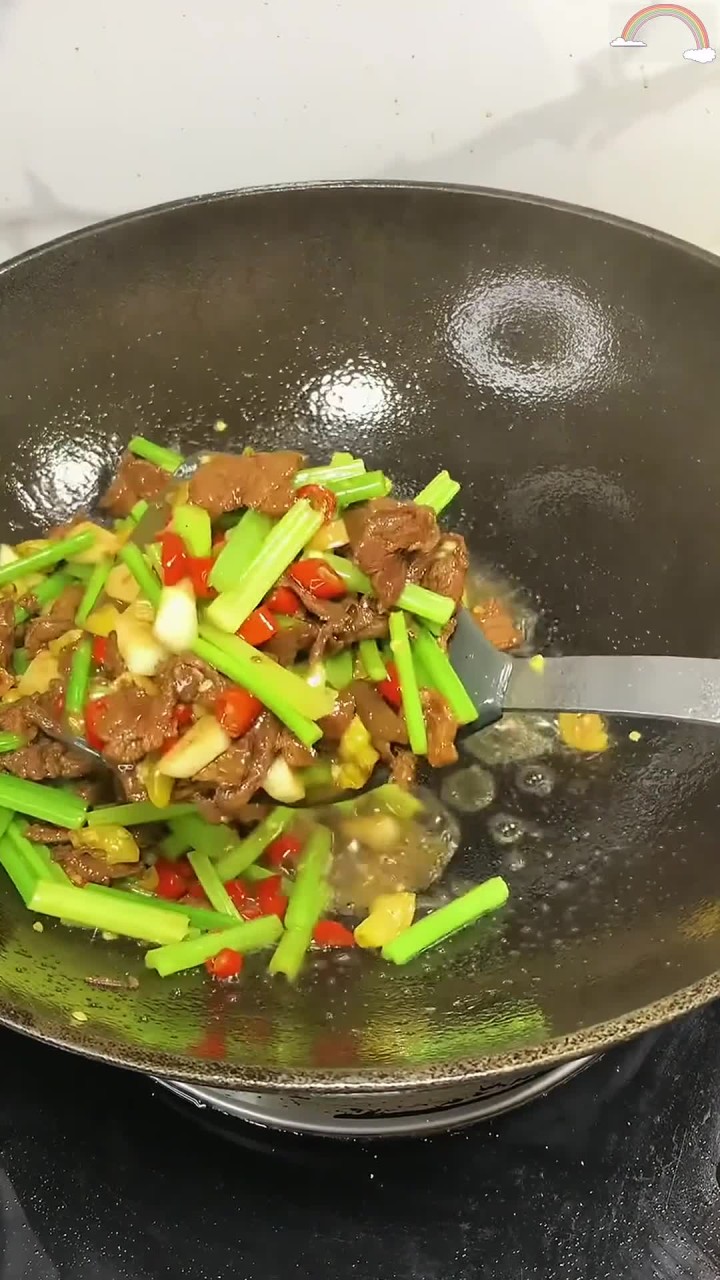 逛菜市场,尝一尝本地芹菜炒牛肉的美味体验