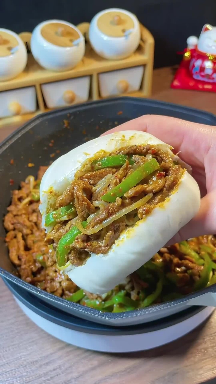西安必尝美食,肉夹馍怎能错过,孜然炒牛肉夹馍详细做法分享!