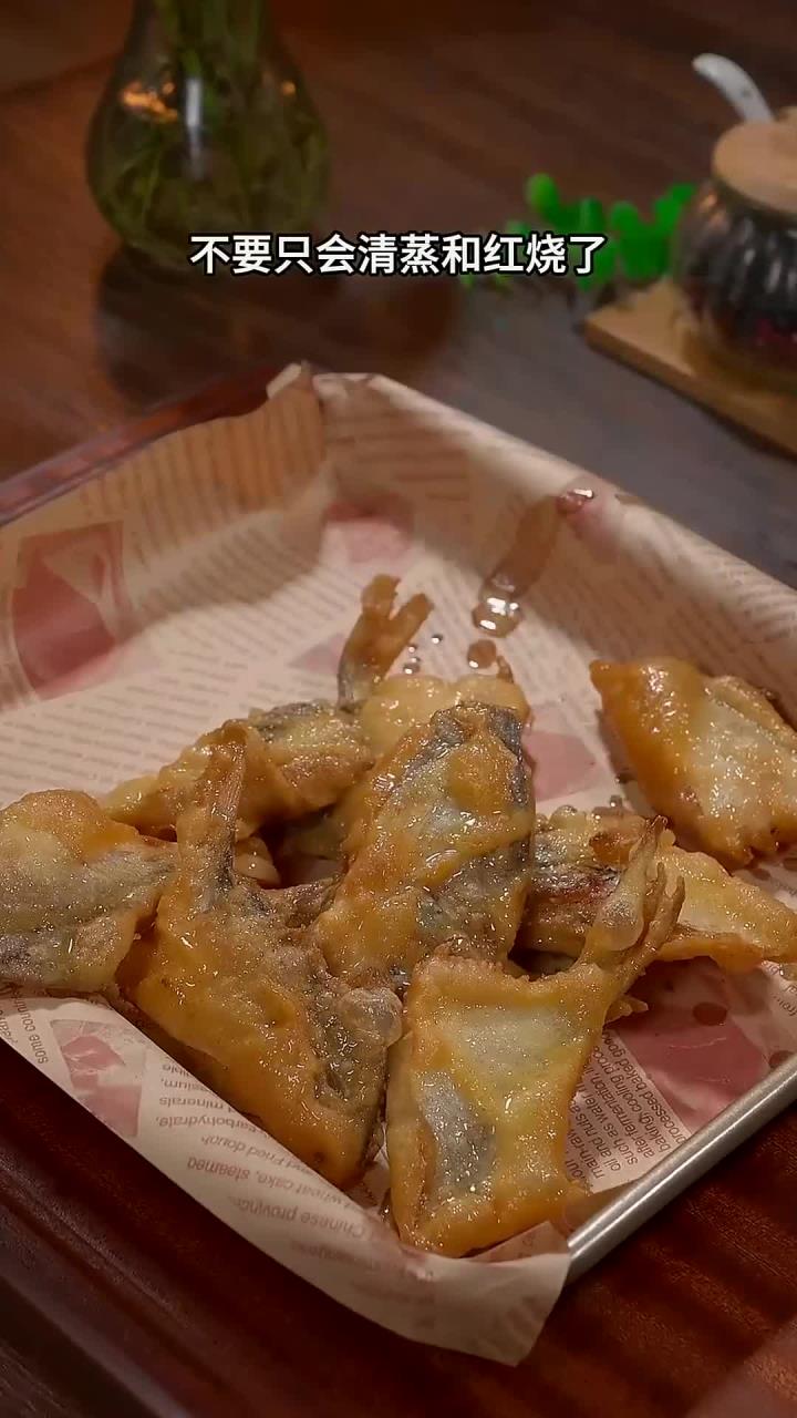 以后鲳鱼买回来你就像我这样做,外酥里嫩,个个酥脆,放凉也不回软～