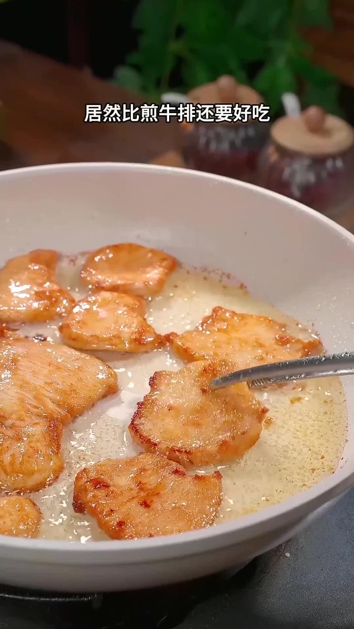 很多人把鸡胸肉买回来都不知道怎么做，今天这个做法你肯定没吃过，而且更好吃～