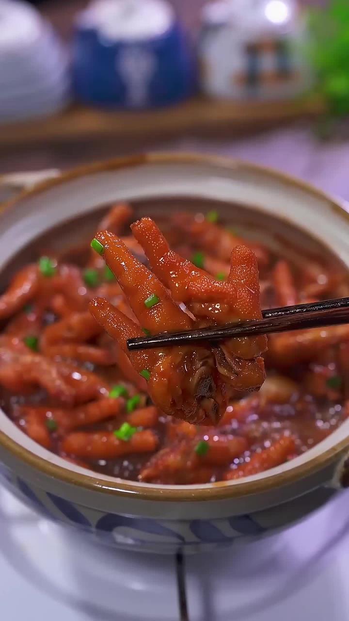 这是我家爱吃的砂锅红烧鸡爪,软烂入味,特别好吃