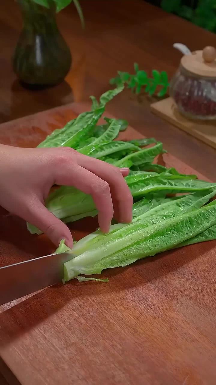 白灼油麦菜这么做才好吃,学会了比大鱼大肉还好吃,清脆爽口不油腻!