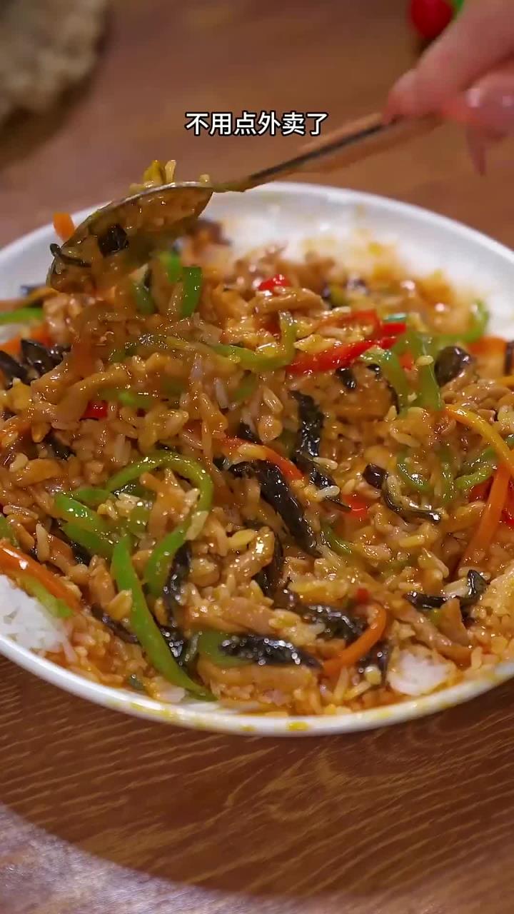 孩子想吃鱼香肉丝盖饭，在家做太简单了，拌上米饭太香了～