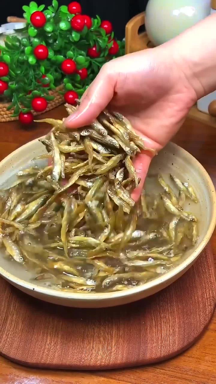农家小干鱼这样炒非常香,下饭下酒必备