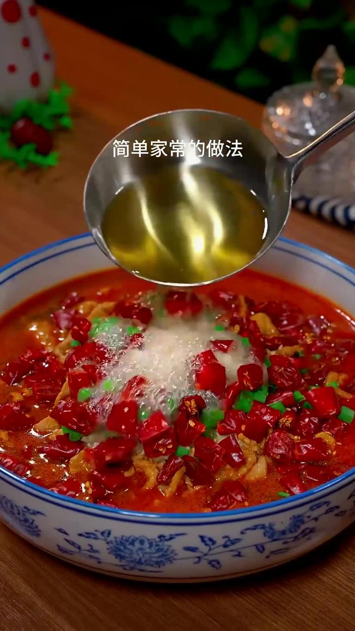 家常版的水煮肉片，做法简单，麻辣鲜香，肉片滑嫩，比饭店的还