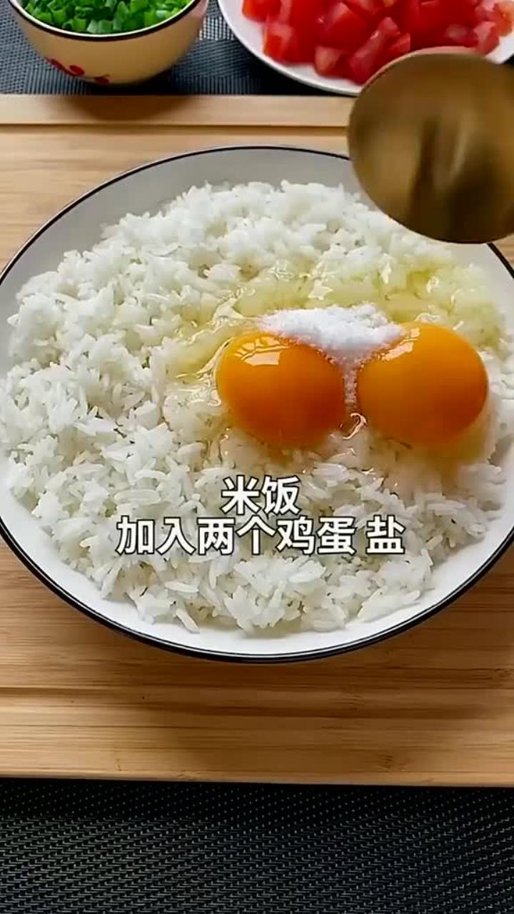 今天做份“番茄炒饭”,带去和同事一起吃～～老板也一起凑来吃