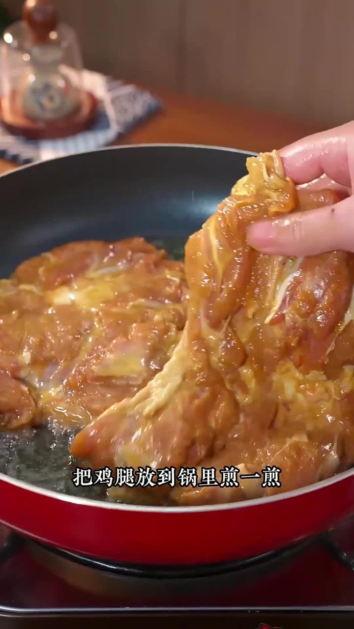 一放假我都会给家里的孩子做这个盐焗鸡腿,外焦里嫩,咸香味美,特别的好吃