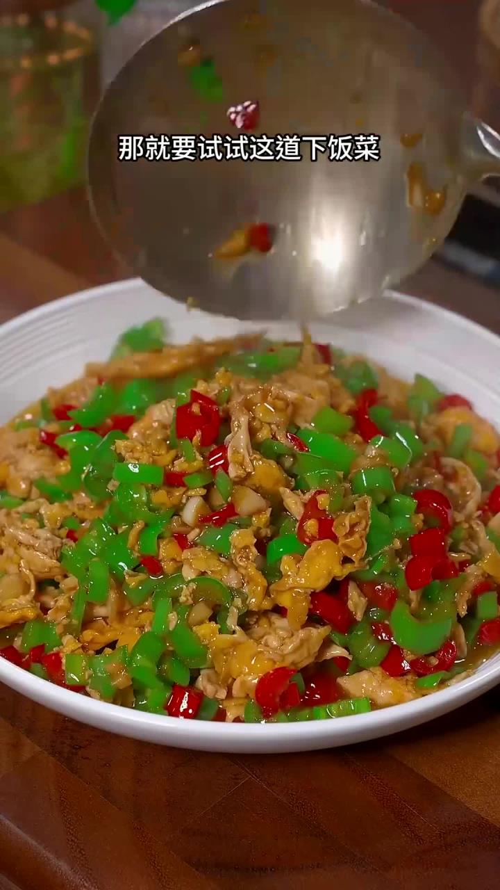 不知道吃什么下饭？试试这道青椒炒鸡蛋，简单美味不容错过！