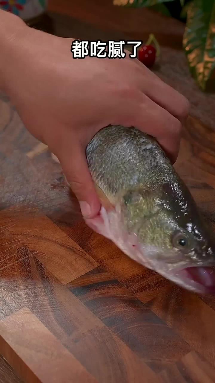 很多人做鲈鱼只会清蒸,都吃腻了～那你可以试下这道酸汤鲈鱼,好吃做法还简单