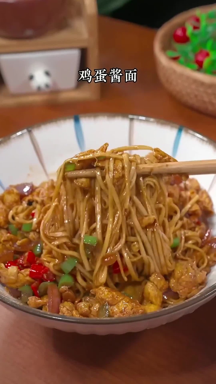 以后面条买回家你就像我这样做个鸡蛋酱面,做法简单特别好吃