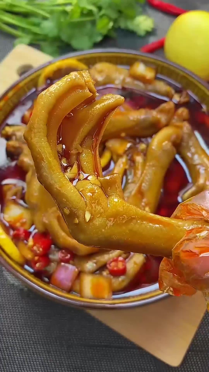 想吃酸辣爽口的泡鸭爪吗?在家就能做,方法很简单