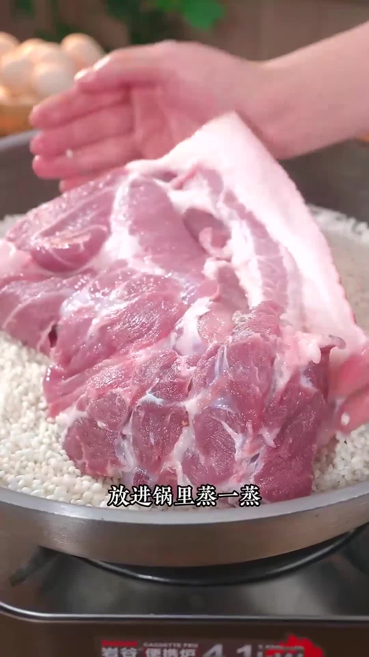 把糯米和猪肉放锅里蒸一蒸，出锅是一道老人小孩都爱吃的珍珠肉丸子，家里来客的时候做